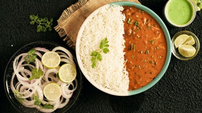 कच्चा कांदा खायला काही लोकांना खूप आवडतं. पण त्याचा आपल्या आरोग्यावर कसा परिणाम होतोत हे जाणून घेणंही तितकंच गरजेचं असतं. वेबएमडीमध्ये दिलेल्या माहितीनुसार, एक कप चिरलेल्या कच्च्या कांद्यामध्ये सुमारे 64 कॅलरीज आणि सुमारे 3 ग्रॅम फायबर असते. कांदा व्हिटॅमिन सी, व्हिटॅमिन बी6, पोटॅशियम आणि इतर सूक्ष्म पोषक घटकांचा चांगला स्रोत आहे