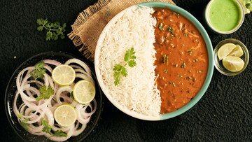 जेवणासोबत कच्चा कांदा खावा की नाही? तज्ज्ञांनी सांगितलं धक्कादायक सत्य, वाचून है