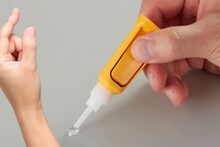 Tips And Tricks : फेव्हिक्विकने बोटं चिकटली असतील तर घाबरू नका, 'या' ट्रिकने क्षणांत वेगळी होतील