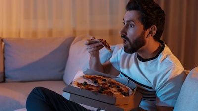 नाईट इटिंग सिंड्रोम: देर रात खाने की आदत, सेहत पर असर और आयुर्वेदिक समाधान.