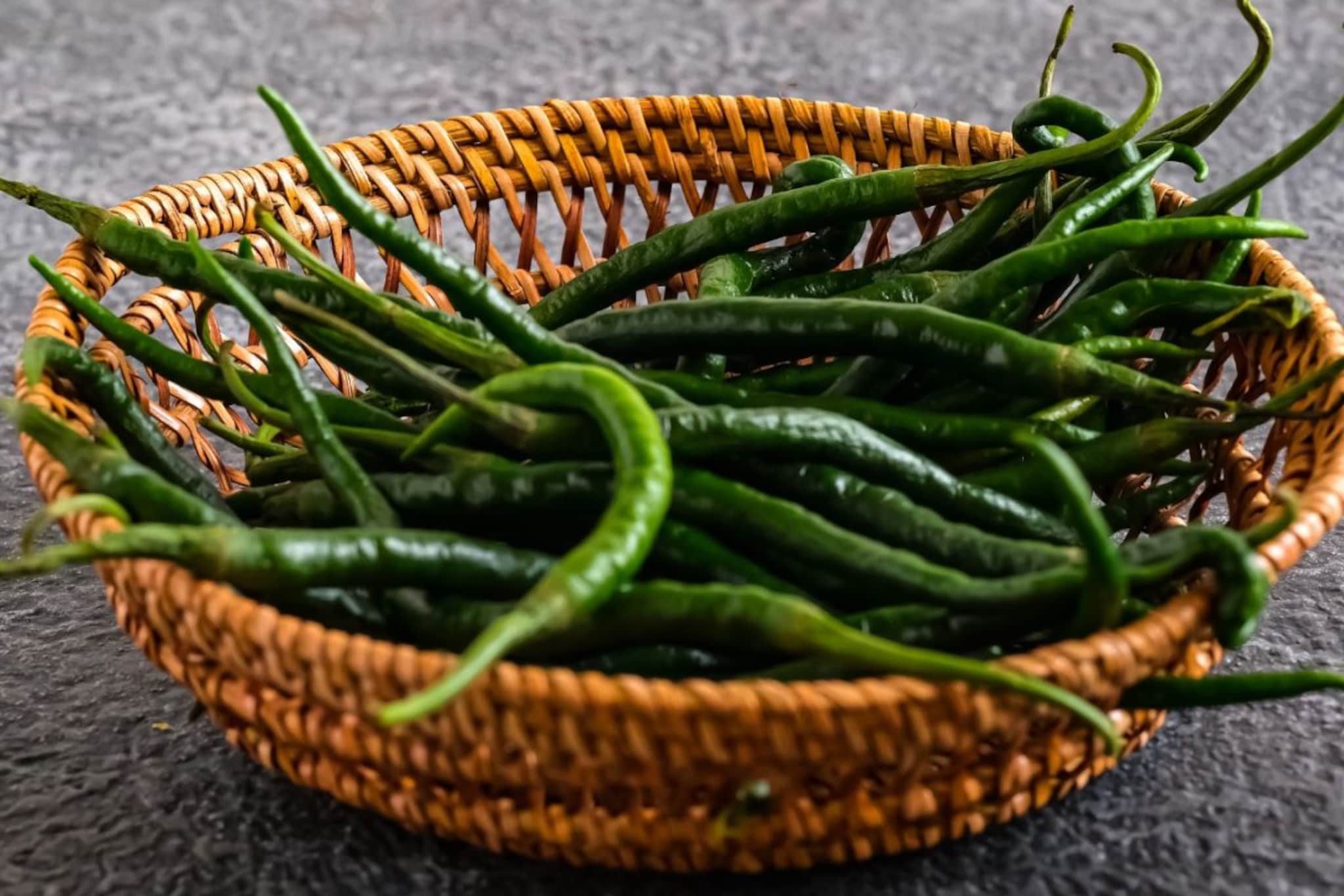 जेवणाच्या ताटात 2 हिरव्या मिरच्या असाव्याच... असा सल्ला का देत आहेत न्यूट्रिशनिस्ट?  