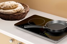 Kitchen Hacks : इंडक्शनवर चपात्या बनवण्याची योग्य पद्धत माहितीये? अशी बनवा टम्म फुगलेली मऊसूत चपाती!