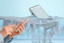 Mobile Saving Hack : मोबाईल पाण्यात पडल्यावर लोक हमखास करतात 'ही' चूक! फोन वाचण्याची शक्यता होते कमी..