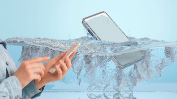 मोबाईल पाण्यात पडल्यावर लोक हमखास करतात 'ही' चूक! फोन वाचण्याची शक्यता होते कमी.. मोबाईल पाण्यात पडल्यावर लोक हमखास करतात 'ही' चूक! फोन वाचण्याची शक्यता होते कमी..