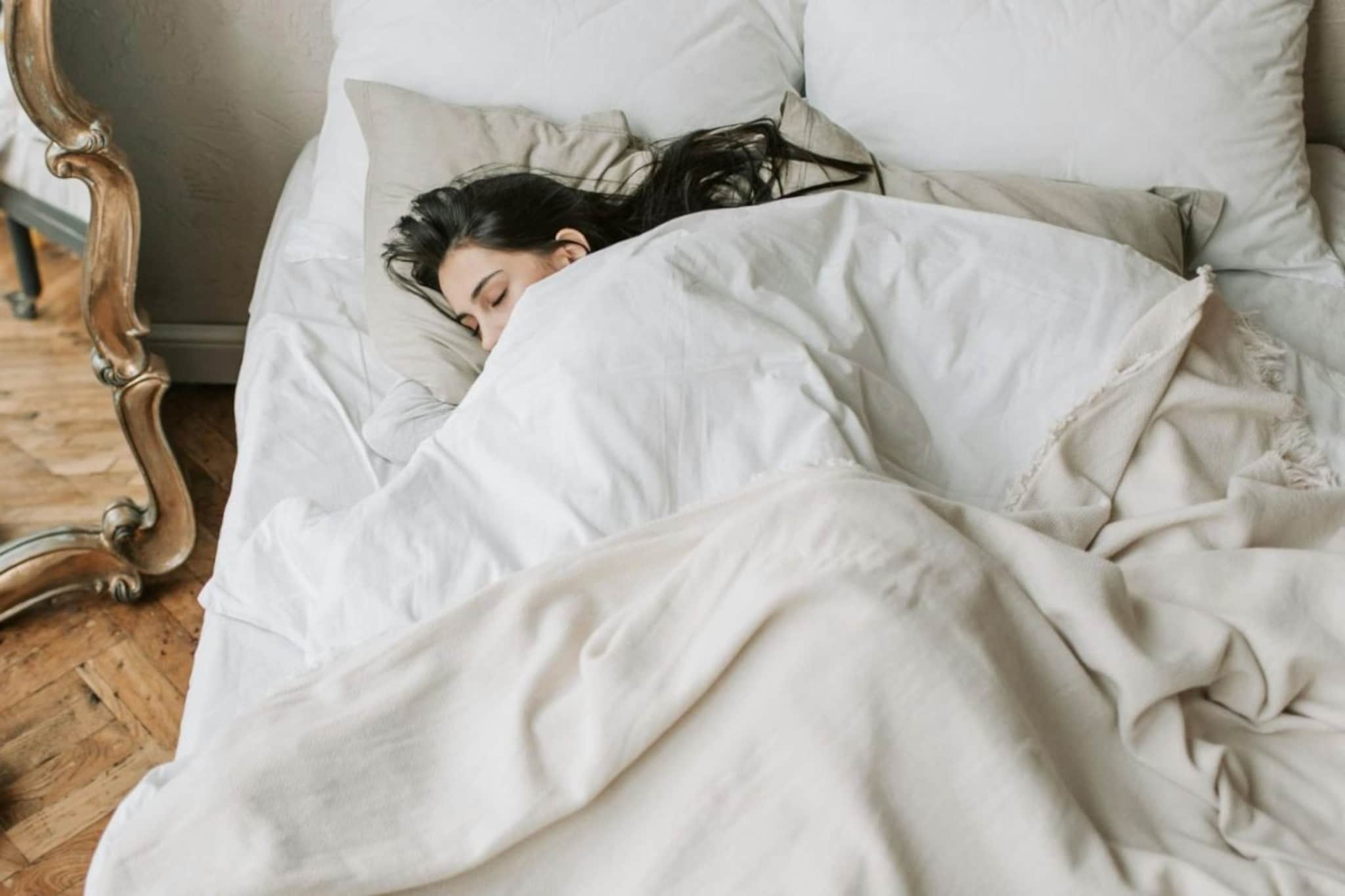 उन्हाळ्यातही पांघरून घेऊन का झोपतात काही लोक? तज्ज्ञांनी सांगितली 3 इंटरेस्टिंग कारणं 