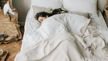 उन्हाळ्यातही पांघरून घेऊन का झोपतात काही लोक? तज्ज्ञांनी सांगितली 3 इंटरेस्टिंग कारणं 