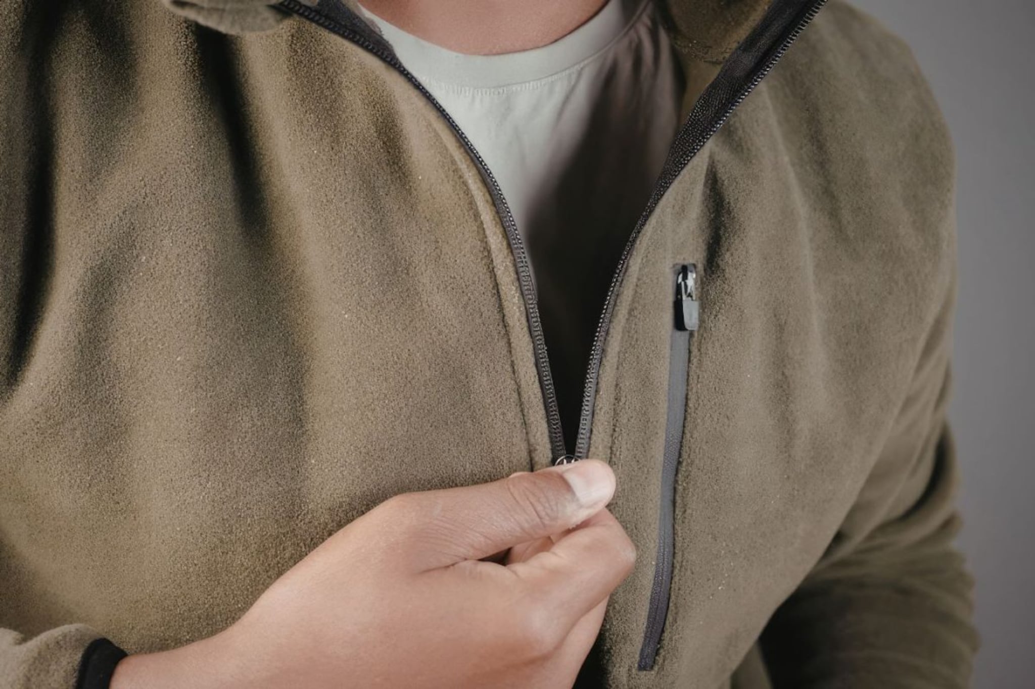 अचानक जॅकेटची चेन अडकलीय? 'या' ट्रिक वापरून पाहा, काही सेकंदात होईल मोकळी..