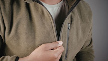 अचानक जॅकेटची चेन अडकलीय? 'या' ट्रिक वापरून पाहा, काही सेकंदात होईल मोकळी.. अचानक जॅकेटची चेन अडकलीय? 'या' ट्रिक वापरून पाहा, काही सेकंदात होईल मोकळी..