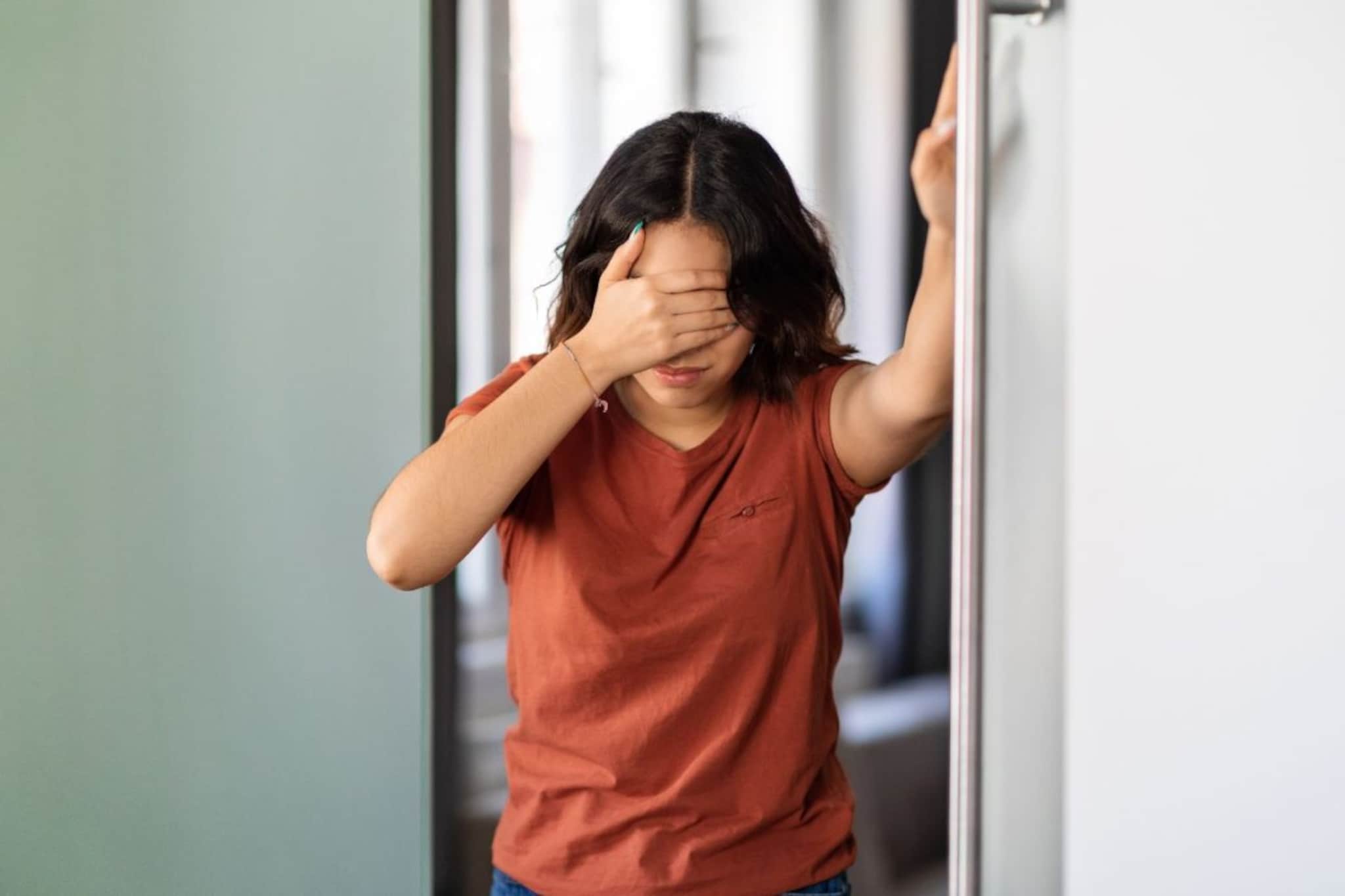 Dizziness : सकाळी झोपेतून उठतानाच गरगरतंय ? तोल जातोय असं वाटतंय ? असं का होतं समजून घेऊया Dizziness : सकाळी झोपेतून उठतानाच गरगरतंय ? तोल जातोय असं वाटतंय ? असं का होतं समजून घेऊया