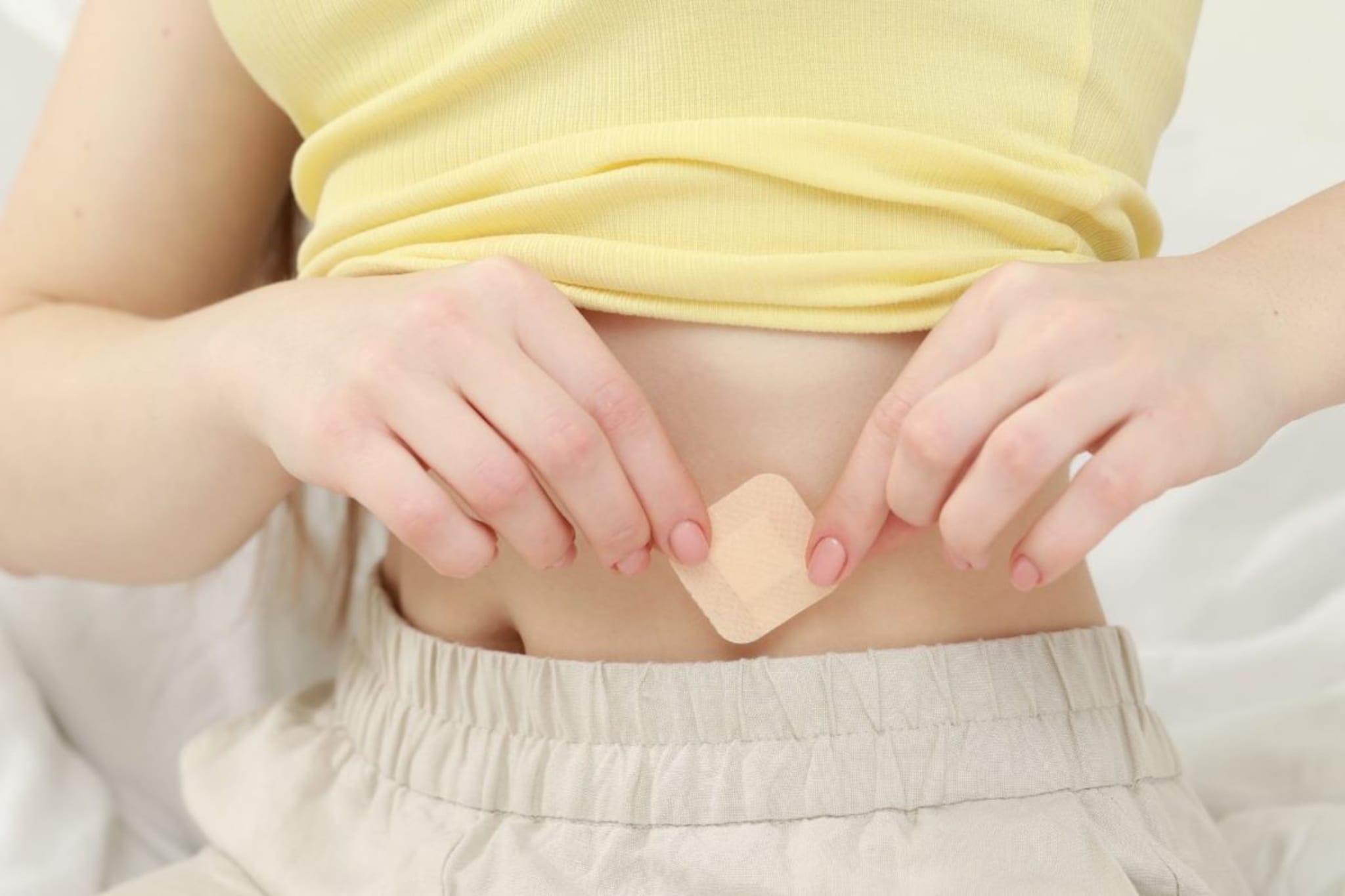 कॅस्टर ऑईल बेली पॅच का होतोय ट्रेंड? तज्ज्ञांनी सांगितले एरंडेल तेल नाभीवर लावण्याचे फायदे 