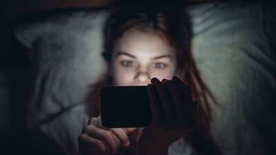 Late-Night Mobile Use: Doctors Warn of Serious Health Risks, Disrupts Sleep Cycle