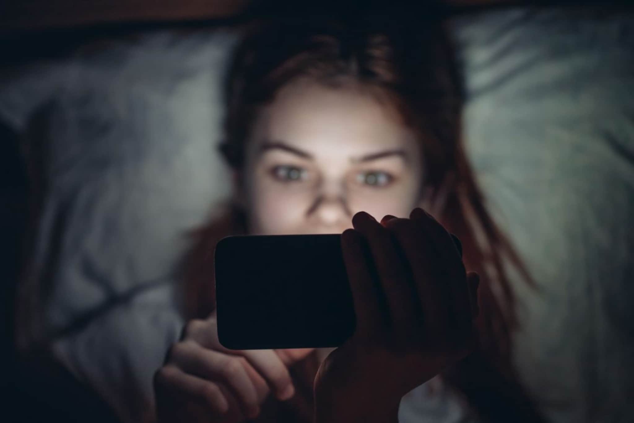 Addiction : तासन्तास मोबाईल पाहण्याची सवय ठरत्ये घातक, झोपेचं चक्र होतंय विस्कळीत, प्रकृतीसाठी व्यसन आहे धोकादायक Addiction : तासन्तास मोबाईल पाहण्याची सवय ठरत्ये घातक, झोपेचं चक्र होतंय विस्कळीत, प्रकृतीसाठी व्यसन आहे धोकादायक