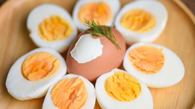 अंडी आरोग्यासाठी अतिशय फायदेशीर असतात. त्यात असलेले प्रोटीन आणि इतर पोषख तत्व शरीराच्या अनेक गरजा भागवतात. अंडी अनेक पद्धतीने खाल्ली जाऊ शकतात. परंतु बरेज जण ती उकडून खाणं पसंत करतात. उकडलेल्या अंड्यांना तेल नसतं आणि ती बनवायलाही फार मेहनत लागत नाही. 