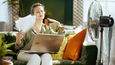 उन्हाळ्याचा तडाखा आता चांगलाच वाढला आहे. त्यामुळे घराबाहरेच काय तर हल्ली घरात बसणंही अवघड झालंय. अशावेळी घर थंड ठेवण्यासाठी केवळ एसीच नाही तर आणखीही काही सोप्या पद्धती आहेत.    