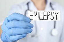 Epilepsy : फिट्स येण्यामागची कारणं समजून घ्या, रोजच्या सवयींमधल्या बदलांमुळेही येऊ शकतो अपस्माराचा झटका