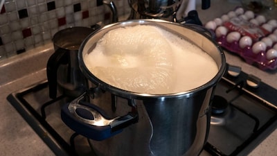 उष्ण वातावरणामध्ये कोणताही पदार्थ लवकर खराब होतो त्यातही तो ओला असेल तर आणखी लवकर खराब होतो. दूध तर उन्हाळ्यात जपणं फार अवघड असतं. फ्रिज असेल तर दुधाची चिंता नसते. पण जर फ्रिज नसेल दूध टिकवणं थोडं अवघड होतं. पण चिंता करू नका. कारण यावरही काही उपाय आहेत. 