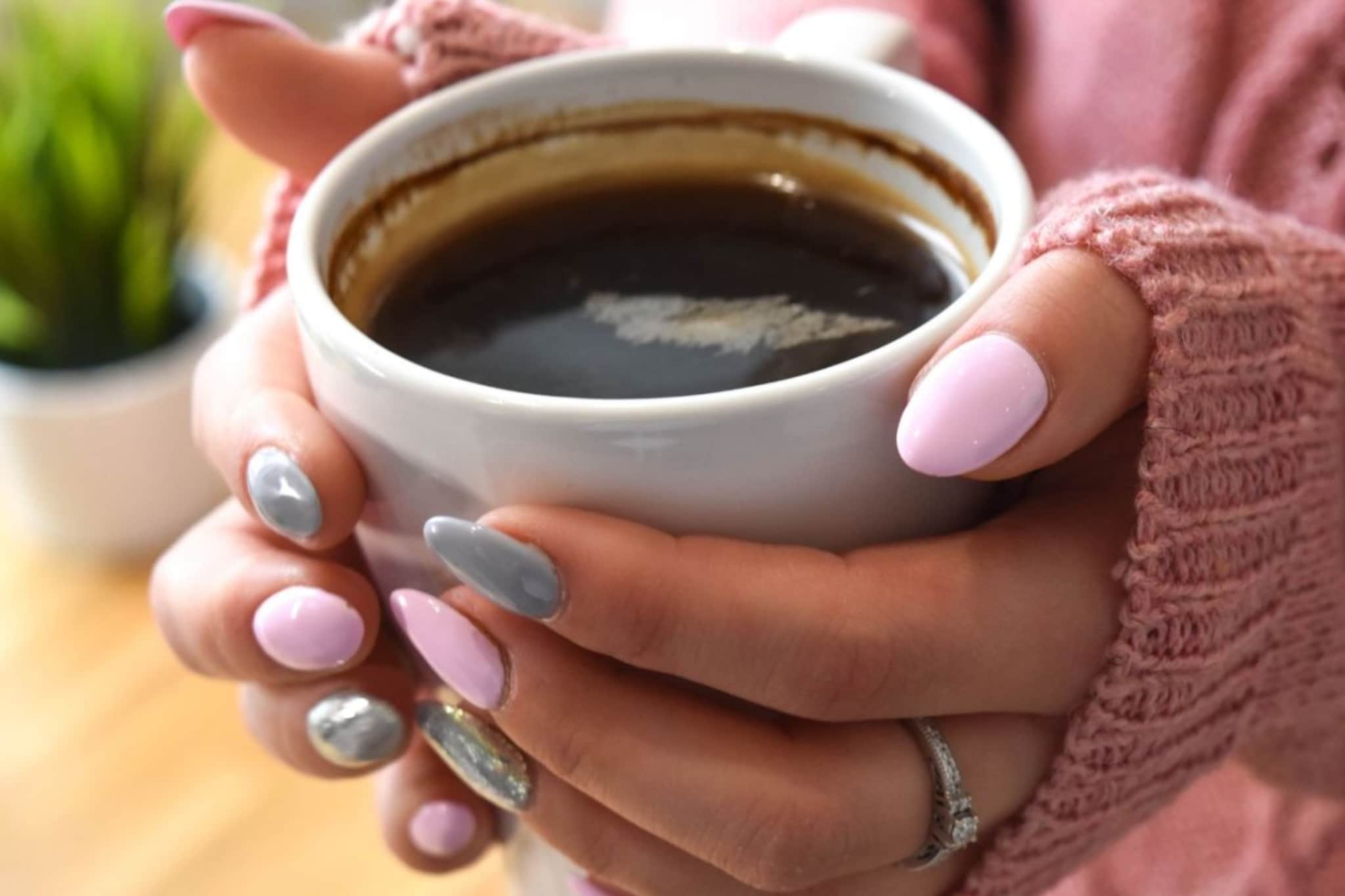 रिकाम्यापोटी कॉफी पिणं म्हणजे पोटाला अॅसिड बाथ देणं! तज्ज्ञांनी सांगितले गंभीर दुष्परिणाम रिकाम्यापोटी कॉफी पिणं म्हणजे पोटाला अॅसिड बाथ देणं! तज्ज्ञांनी सांगितले गंभीर दुष्परिणाम