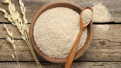 तुम्हालाही वाटत असेल की गव्हाच्या कोंड्याचा असा काय उपयोग होऊ शकतो. पण हा कोंडा खरंच खूप फायदेशीर असतो. आज आम्ही तुम्हाला याचे काही जबरदस्त उपयोग आणि फायदे सांगणार आहोत. 