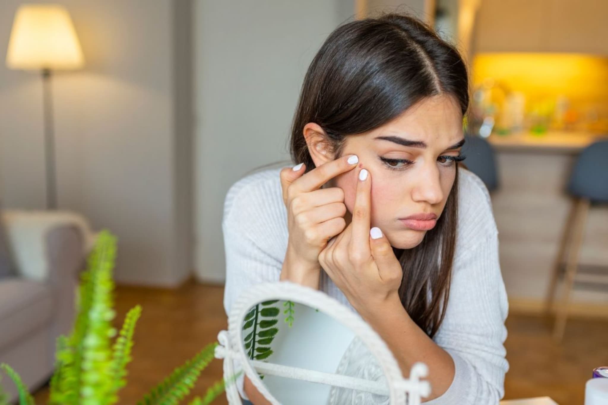 Skin Care : चेहऱ्यावरचे मुरुम फोडू नका, त्वचेसाठी ठरु शकतं धोकादायक, वाचा त्वचा तज्ज्ञांचा सल्ला