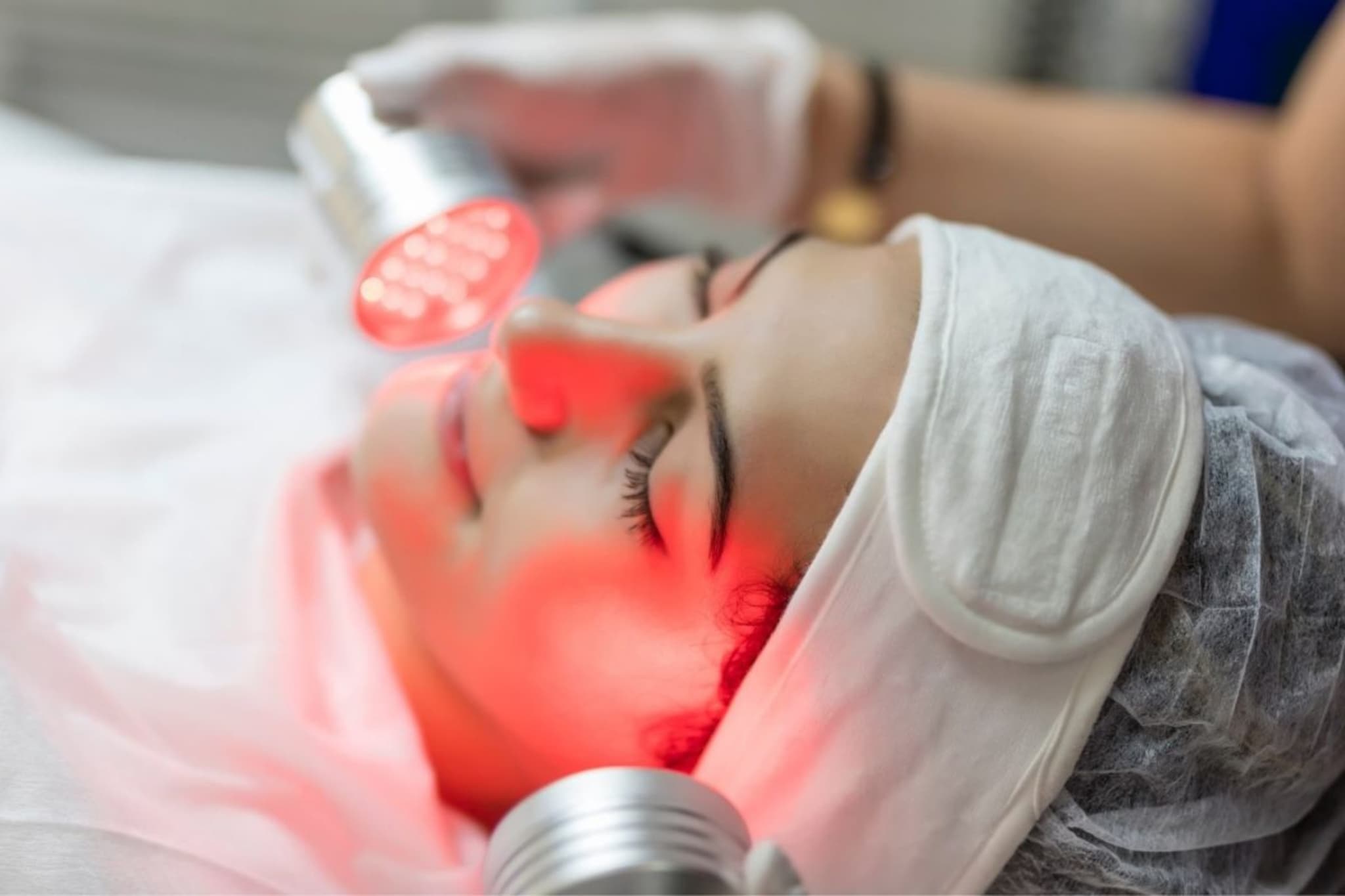 फक्त चेहऱ्यासाठीच नाही, 'या' त्रासांवरही फायदेशीर असते रेड लाईट थेरपी! पाहा कशी करते काम 