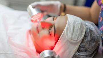 फक्त चेहऱ्यासाठीच नाही, 'या' त्रासांवरही फायदेशीर असते रेड लाईट थेरपी! पाहा कशी करते काम 