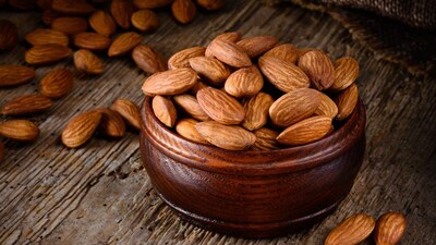 खाद्यपदार्थाच्या क्वालिटीमध्ये बऱ्याचदा फरक असतो. म्हणूनच बऱ्याचदा आपल्या एकच खाद्यपदार्थ वेगवेगळ्या किमतीमध्ये पाहायला मिळतो. असाच बदामाचा एक प्रकार आहे, जो खूप महाग आहे. त्याची किंमत आणि त्याचे फायदे काय आहेत, पाहूया. 