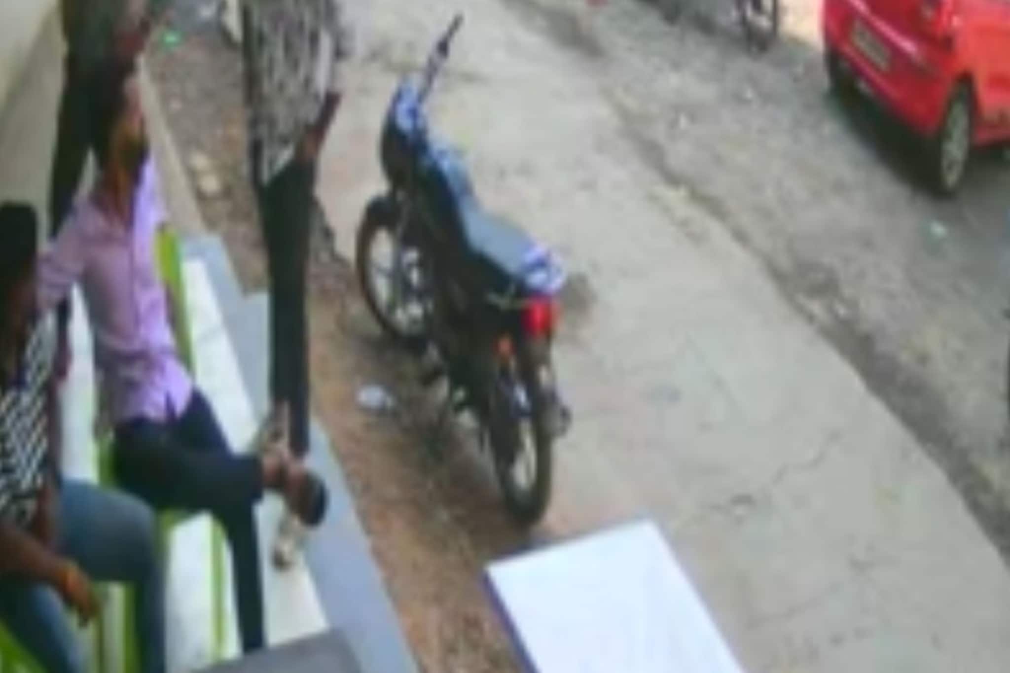 वाघोलीत रक्ताचा सडा! चहा पिणाऱ्या विद्यार्थ्यावर सपासप वार, कोयता डोक्यात अडकला; थरारक Video