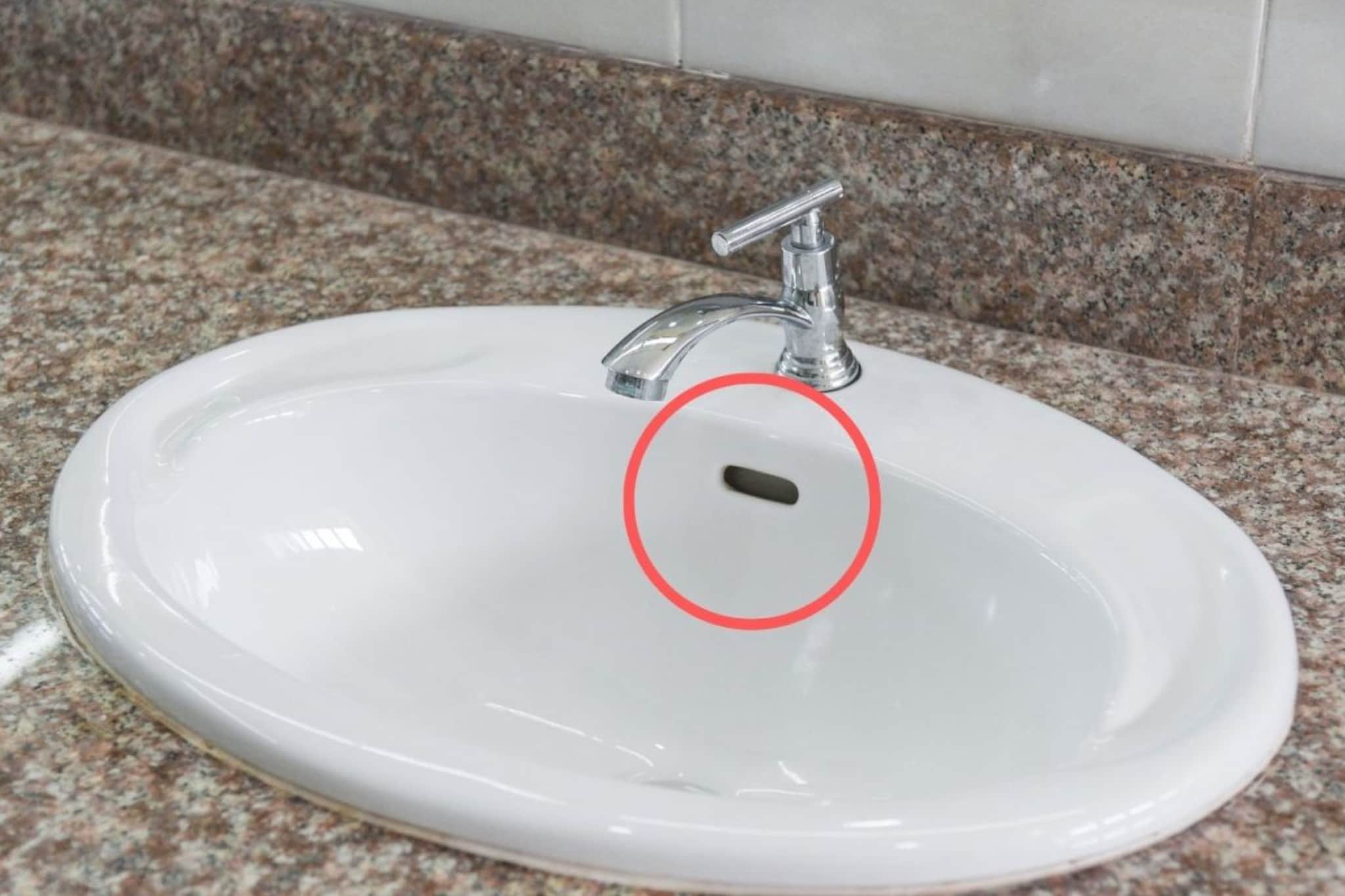 Washbasin : बेसिनमधील का असतो हा छोटा छिद्र? फक्त शोभेसाठी नाही! त्यामागचं कारण 99 टक्के लोकांना माहितच नाही