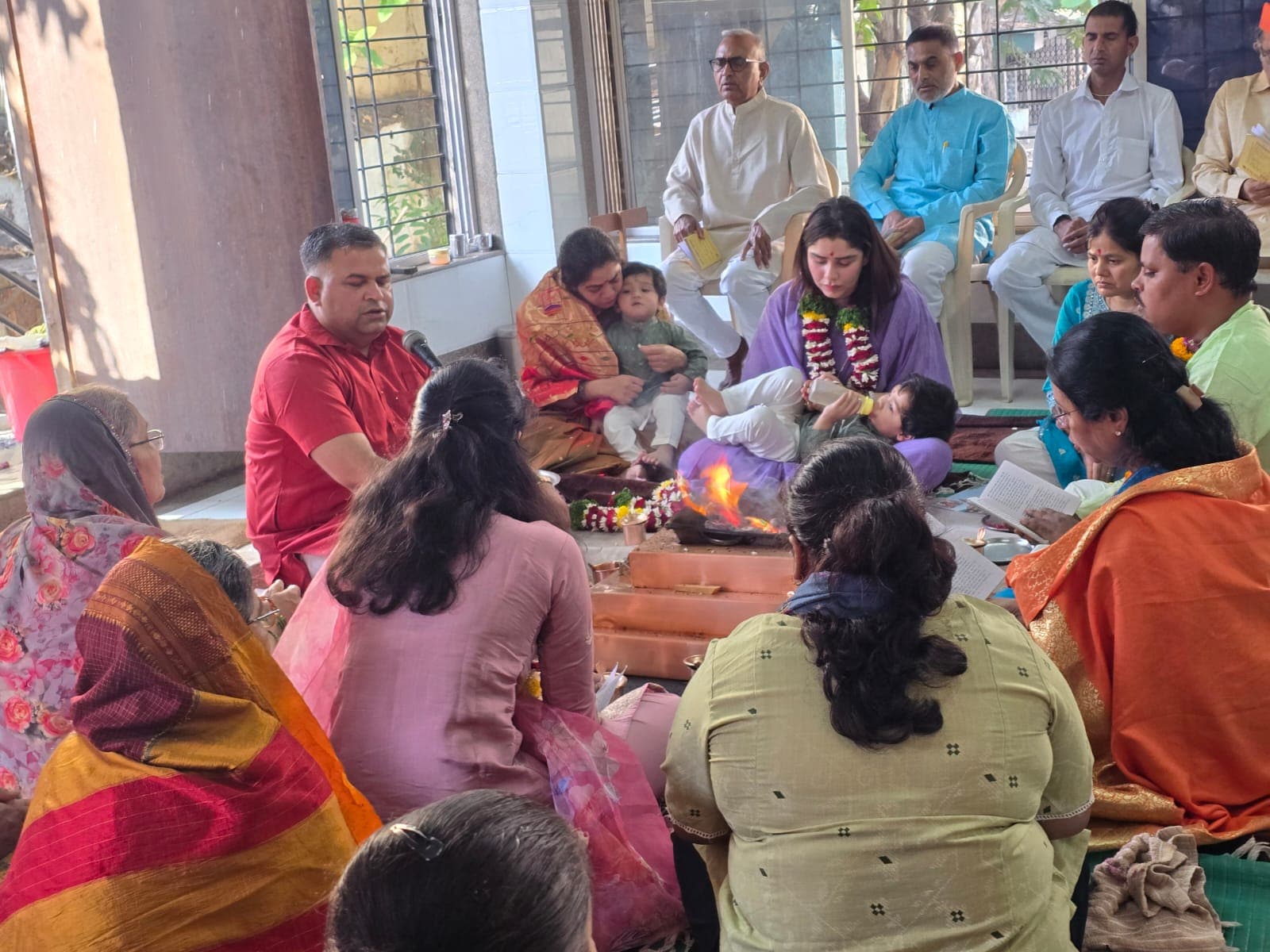 हिंदू धर्मात प्रवेश देण्यासाठी हवन करताना सायली सुर्वे आणि हिंदू संघटनांचे पदाधिकारी