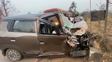 खेड–दापोली मार्गावर भीषण अपघात; Wagonr आणि पिकअपची समोरासमोर धडक; कारचा चेंदामेंदा