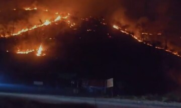 परशुराम घाटात आगीचं तांडव! भीषण वणव्यामुळे मुंबई-गोवा महामार्ग धुराच्या विळख्यात; वाहतूक विस्कळीत