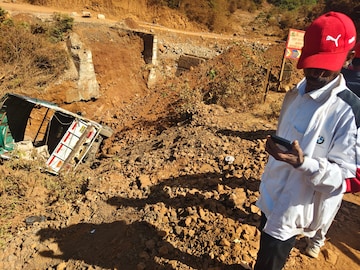 नातेवाईकांच्या अंत्यसंस्कारासाठी जाताना काळाचा घाला, भोर- महाड मार्गावर टेम्पो 20 फूट दरीत कोसळला; 9 जण गंभीर जखमी नातेवाईकांच्या अंत्यसंस्कारासाठी जाताना काळाचा घाला, भोर- महाड मार्गावर टेम्पो 20 फूट दरीत कोसळला; 9 जण गंभीर जखमी