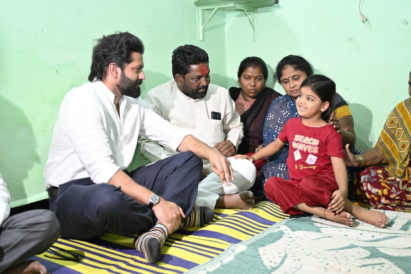 सोलापूर महापालिका निवडणूक काळात हत्या झालेल्या मनसे पदाधिकारी बाळासाहेब सरवदे यांच्या कुटुंबियांची मनसे नेते अमित ठाकरे यांनी भेट घेतली. सोलापूर महापालिका निवडणूक काळात हत्या झालेल्या मनसे पदाधिकारी बाळासाहेब सरवदे यांच्या कुटुंबियांची मनसे नेते अमित ठाकरे यांनी भेट घेतली.