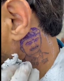 भावासाठी कायपण! सरपंच देशमुखांच्या भावाने मानेवर काढला संतोष अण्णांचा टॅटू, फोटोखाली लिहिलेल्या तीन शब्दांचा अर्थ काय? भावासाठी कायपण! सरपंच देशमुखांच्या भावाने मानेवर काढला संतोष अण्णांचा टॅटू, फोटोखाली लिहिलेल्या तीन शब्दांचा अर्थ काय?