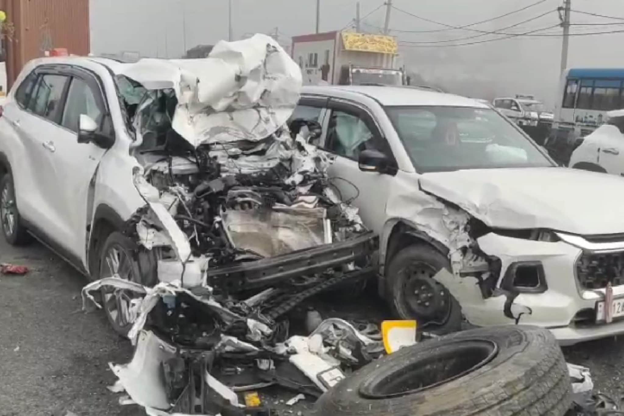 एक दोन नाही 15 गाड्या एकमेकांवर धडकल्या, कुठे आणि कसा झाला अपघात, पाहा PHOTO