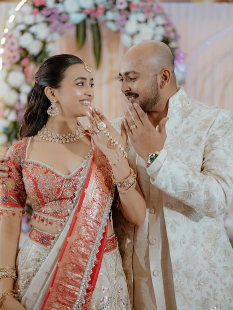 भारतीय क्रिकेट संघाचा धडाकेबाज ओपनर पृथ्वी शॉने आपल्या आयुष्यातील सर्वात महत्त्वाची इनिंग सुरू केली आहे. गेल्या अनेक दिवसांपासून ज्यांच्या अफेअरच्या चर्चा रंगल्या होत्या, त्या आपल्या प्रेयसीसोबत म्हणजेच आकृती अगरवाल हिच्यासोबत पृथ्वीने साखरपुडा केला आहे. भारतीय क्रिकेट संघाचा धडाकेबाज ओपनर पृथ्वी शॉने आपल्या आयुष्यातील सर्वात महत्त्वाची इनिंग सुरू केली आहे. गेल्या अनेक दिवसांपासून ज्यांच्या अफेअरच्या चर्चा रंगल्या होत्या, त्या आपल्या प्रेयसीसोबत म्हणजेच आकृती अगरवाल हिच्यासोबत पृथ्वीने साखरपुडा केला आहे.