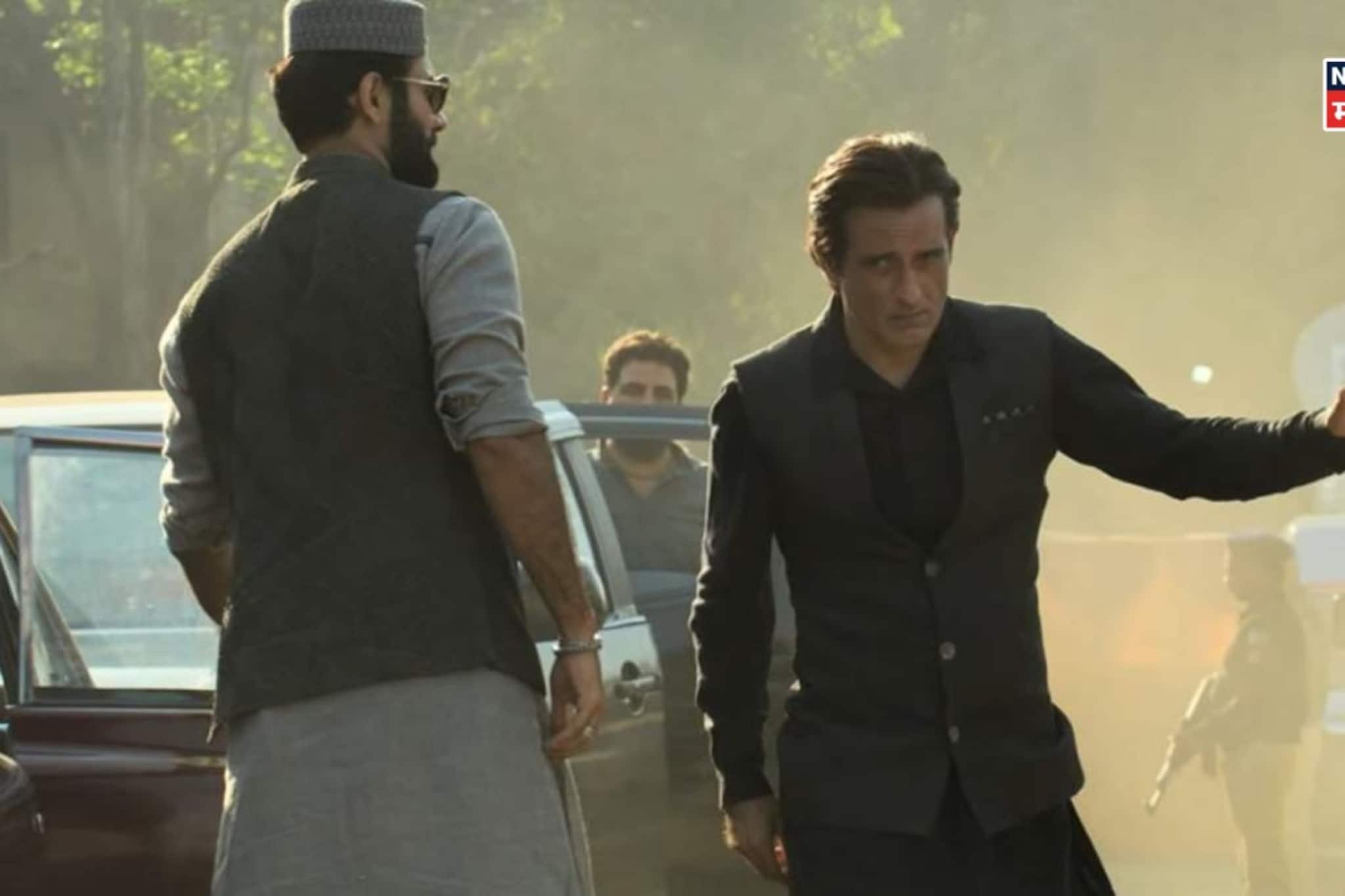 बॉलिवूडच्या बड्या स्टार्सनी रिजेक्ट केला 'रहमान डकैत' चा रोल, कास्टिंग डायरेक्टरचा भांडाफोड बॉलिवूडच्या बड्या स्टार्सनी रिजेक्ट केला 'रहमान डकैत' चा रोल, कास्टिंग डायरेक्टरचा भांडाफोड