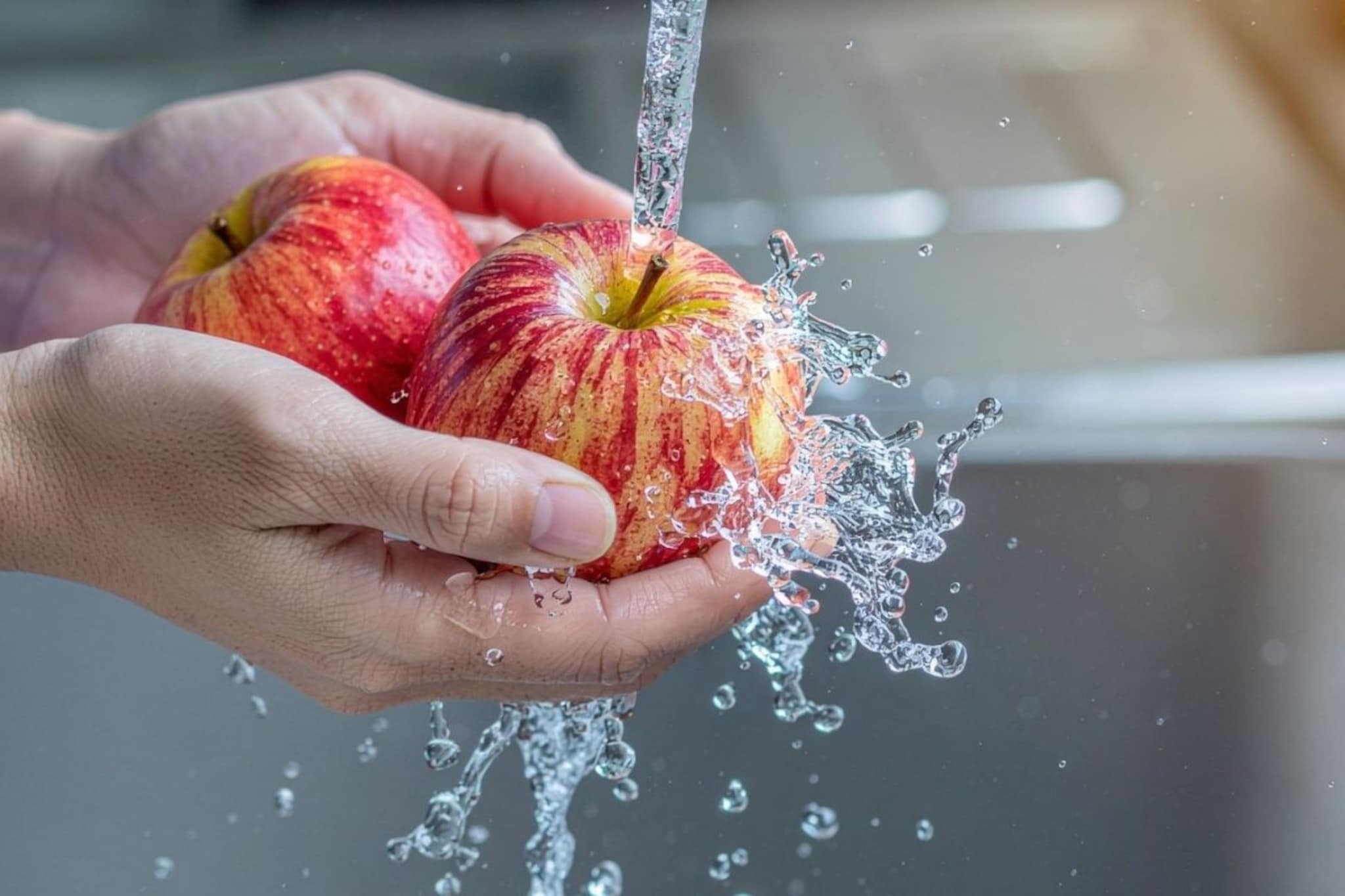 Apple Cleaning : पाण्याने धुवून सफरचंद खाताय? मग तुम्ही खूप मोठी चूक करताय; खाण्यापूर्वी असं करा साफ