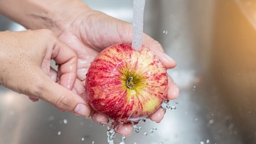Apple Cleaning : पाण्याने धुवून सफरचंद खाताय? मग तुम्ही खूप मोठी चूक करताय; खाण्यापूर्वी असं करा साफ Apple Cleaning : पाण्याने धुवून सफरचंद खाताय? मग तुम्ही खूप मोठी चूक करताय; खाण्यापूर्वी असं करा साफ