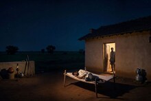 मुलगा घरात झोपला होता, बाप रॉड घेऊन आला, जागीच लेकाला दिला भयंकर मृत्यू, महाराष्ट्राला हादरवणारी घटना!