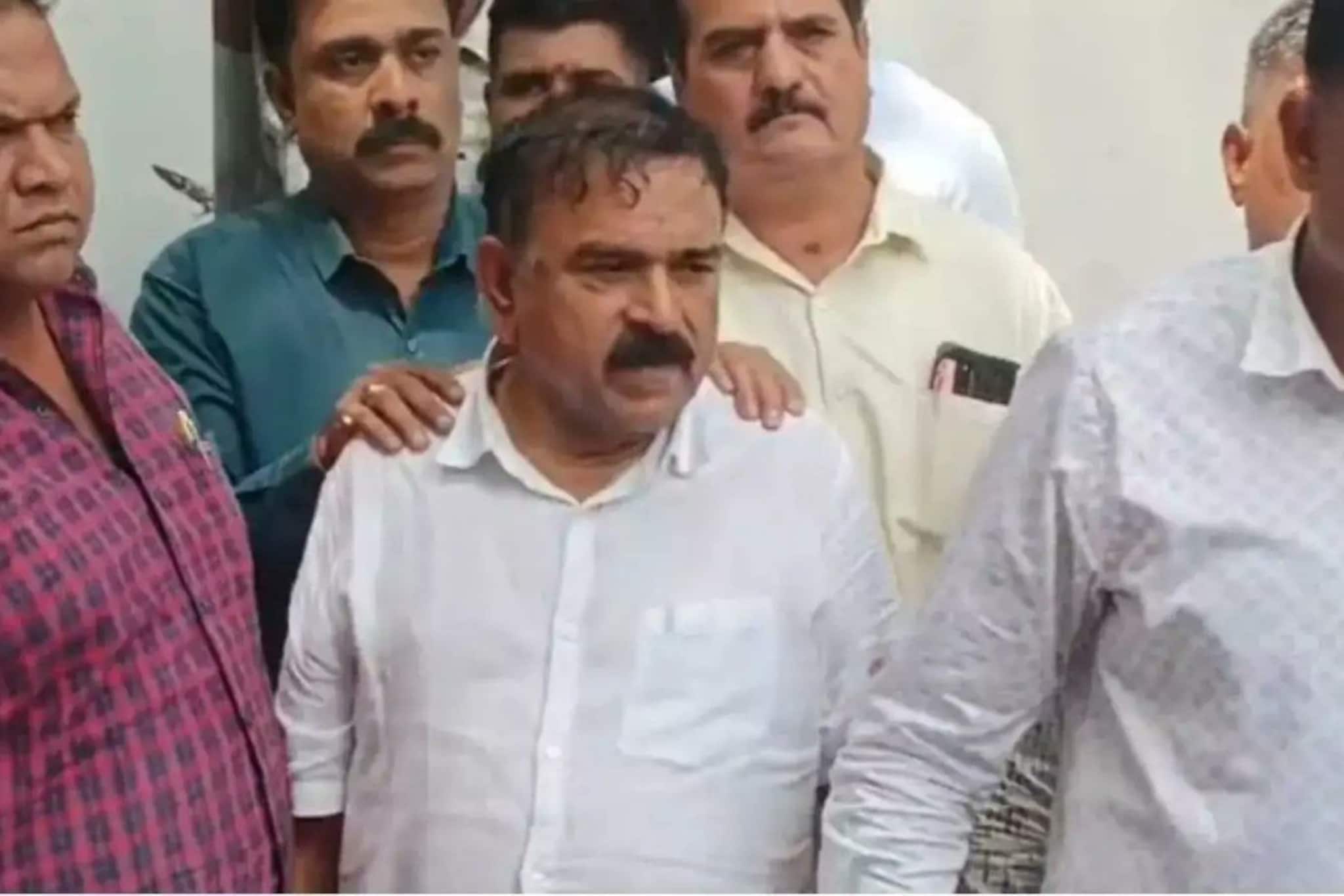 7 महिन्यांची गर्भवती महिला, तरी वासना जागली अन्.., अशोक खरातचा आणखी एक किळसवाणा प्रकार 7 महिन्यांची गर्भवती महिला, तरी वासना जागली अन्.., अशोक खरातचा आणखी एक किळसवाणा प्रकार