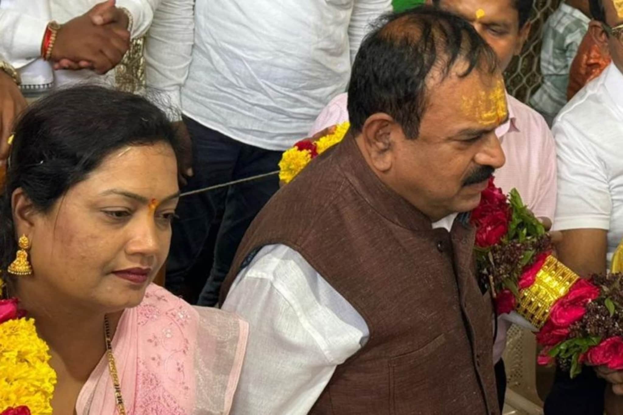 Nashik: अशोक खरातची बायको पोलिसांच्या हातावर तुरी देऊन पळाली, नाशिक पोलीस पुण्याच्या दिशेनं रवाना Nashik: अशोक खरातची बायको पोलिसांच्या हातावर तुरी देऊन पळाली, नाशिक पोलीस पुण्याच्या दिशेनं रवाना