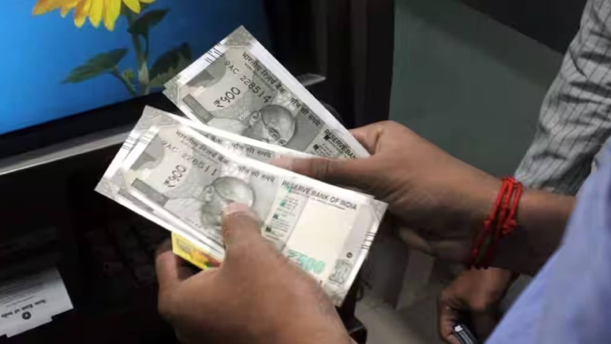 एक एप्रिलपासून ATM मधून पैसे काढणं महागणार! 'या' बँकांनी केले मोठे बदल