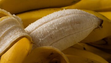 Banana : केळं पूर्ण काय अर्धही सोलून खाऊ नये; ही आहे केळी खाण्याची योग्य पद्धत