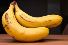 Banana : केळी नैसर्गिक पिकलेली की केमिकलने? फक्त देठाचा रंग पाहून ओळखा, ही ट्रिक लक्षात ठेवा