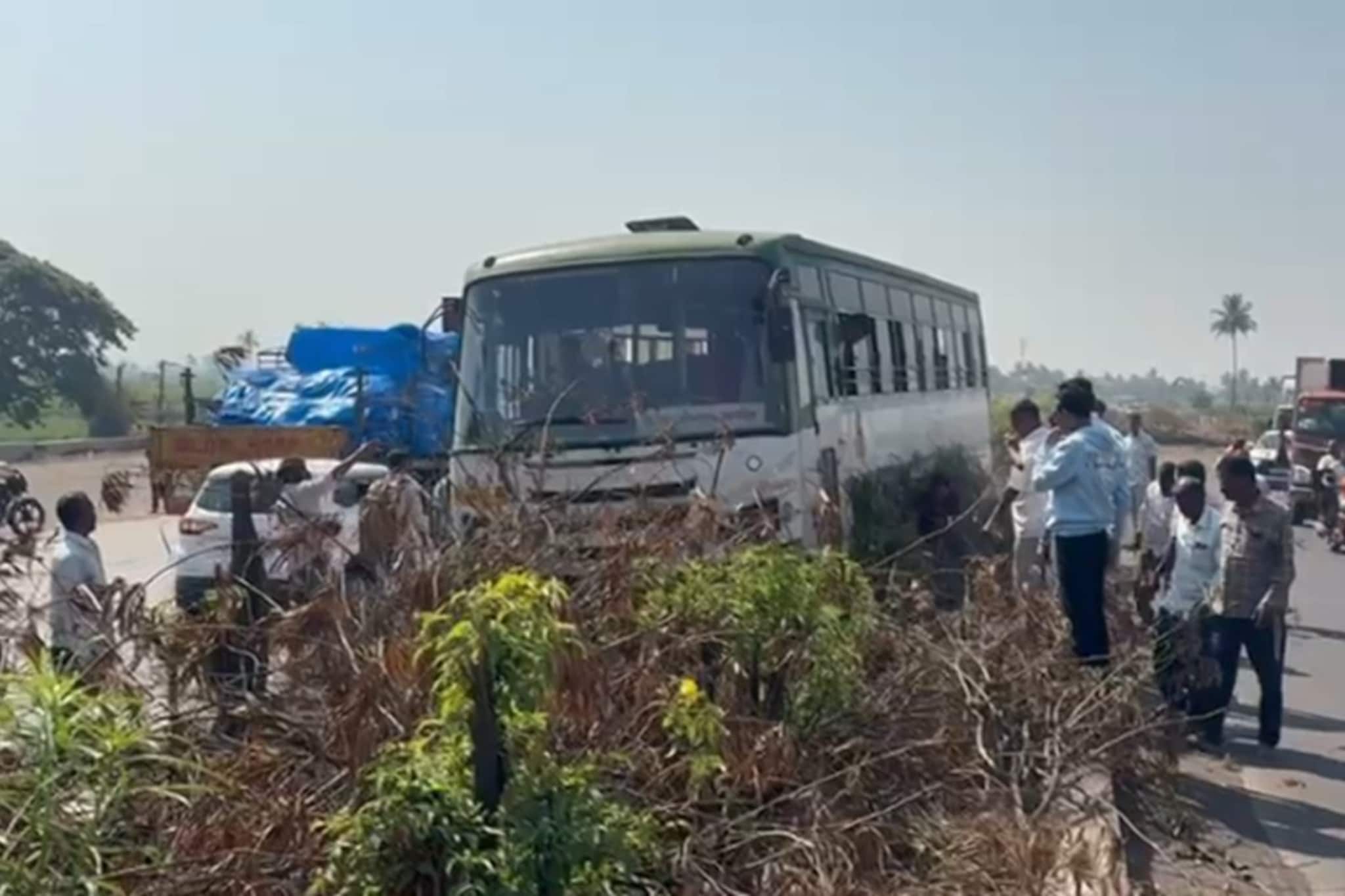 कोल्हापूरहून पुण्याला जाणाऱ्या हिरकणी बसचा भीषण अपघात, 21 प्रवाशांचं काय झालं?