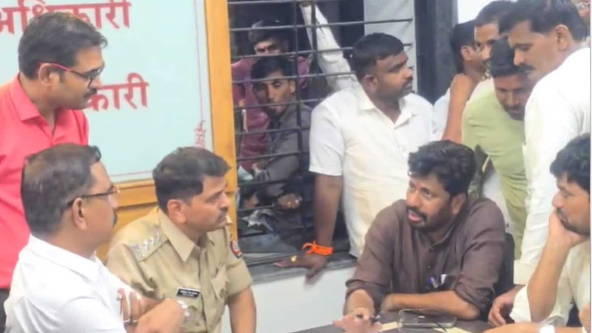 कार्यालयावर कांदे भिरकावले, दिवसभर राडा, अखेरीस सरकारची माघार; बच्चू कडूंनी आंदोलन घेतलं मागे कार्यालयावर कांदे भिरकावले, दिवसभर राडा, अखेरीस सरकारची माघार; बच्चू कडूंनी आंदोलन घेतलं मागे