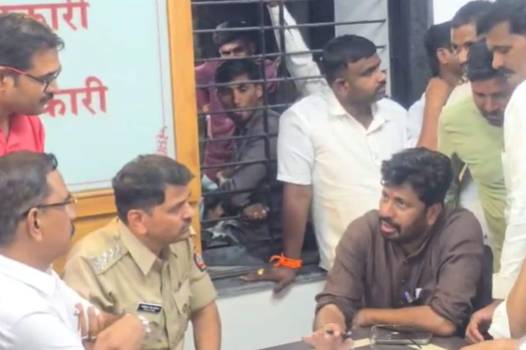 कार्यालयावर कांदे भिरकावले, दिवसभर राडा, अखेरीस सरकारची माघार; बच्चू कडूंनी आंदोलन घेतलं मागे