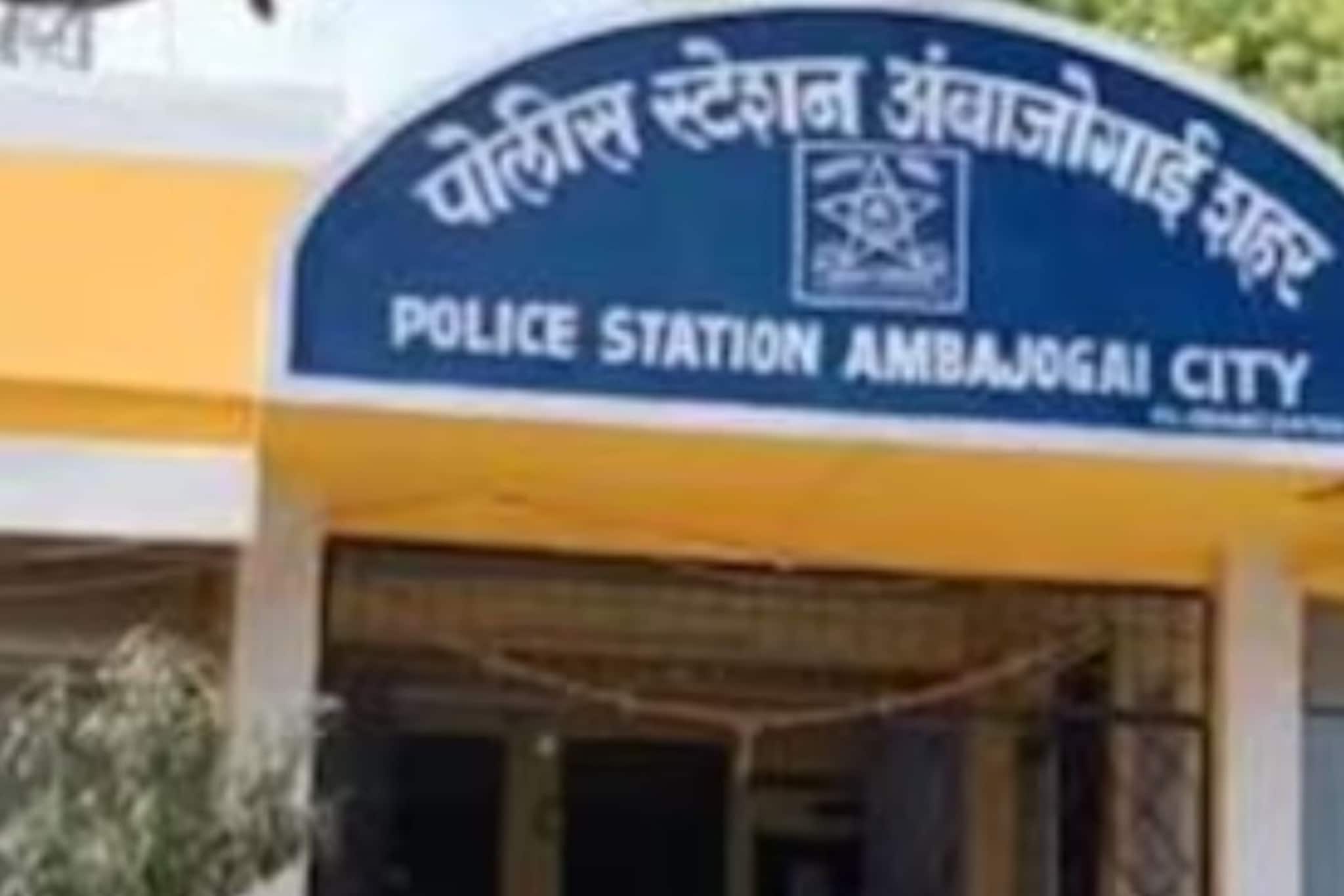 एक कोटी द्या, नाहीतर...खंडणीखोर लेडीचा बीडमध्ये  धुमाकूळ; ठेकेदाराला ब्लॅकमेल करणाऱ्या महिलेचा 'गेम' उलटला