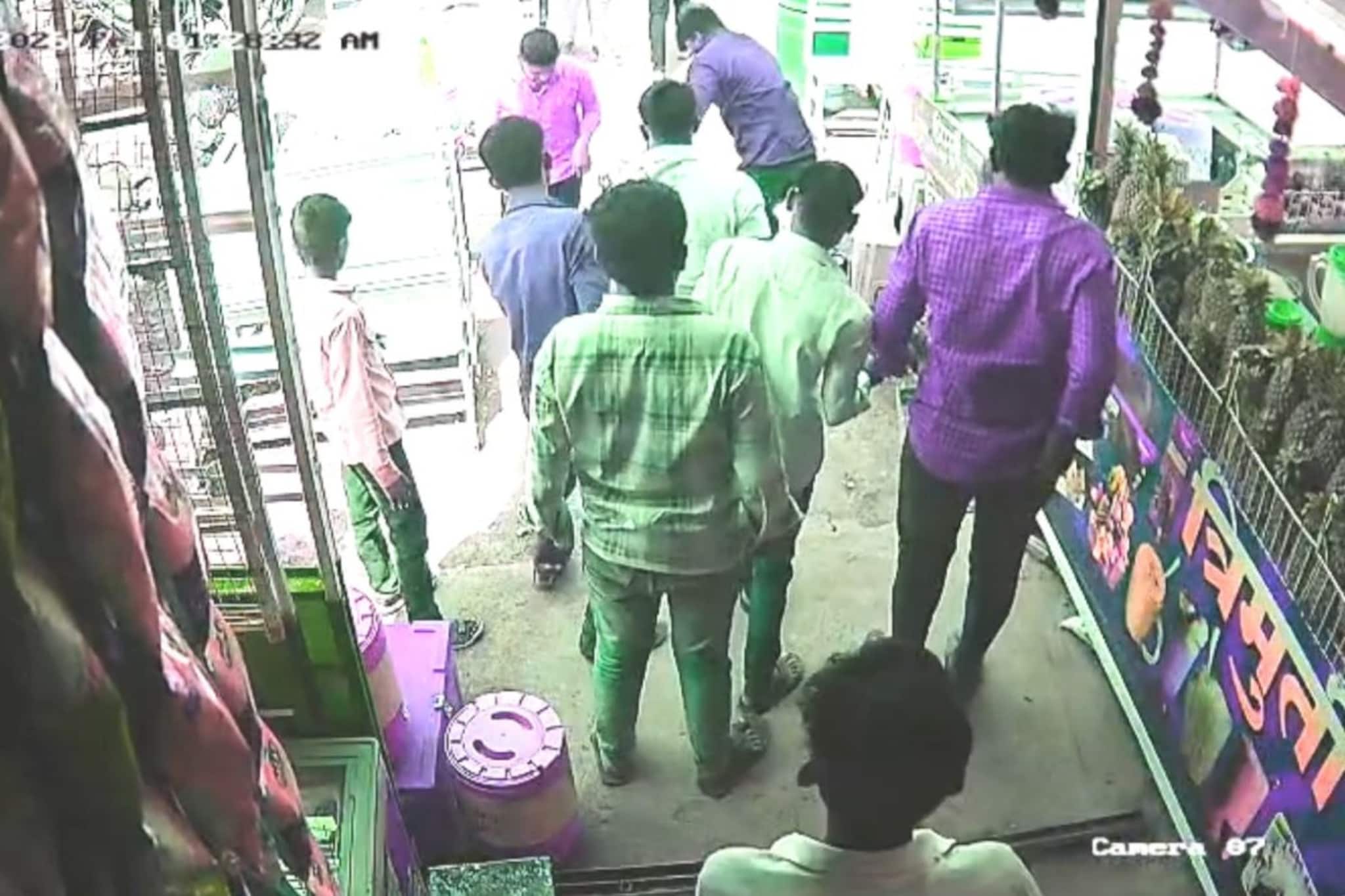 Beed News: 'पायरीवरून बाजूला हो' म्हटल्याचा राग, गरीब वेटरला आपटून आपटून मारलं, बीडमधली संतापजनक घटनेचा VIDEO